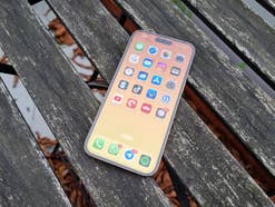 iPhone schneller machen Das Display des iPhone 14 Pro Max auf einer Bank.