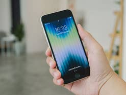 Das iPhone SE 3 (2022) in einer Hand