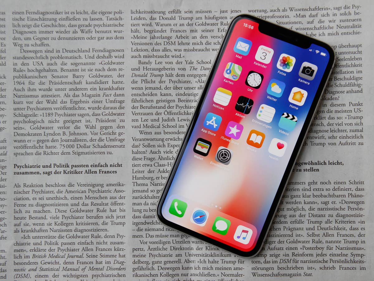 iPhone X auf einer Zeitung