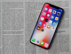 iPhone X auf einer Zeitung