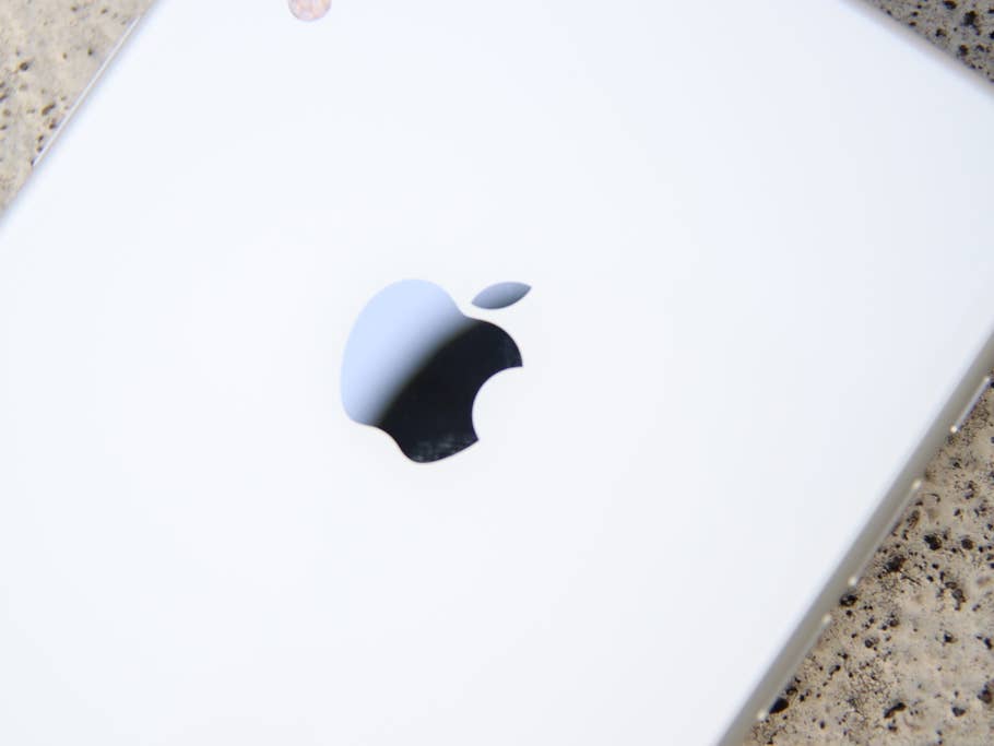 Apple-Logo auf dem iPhone XR