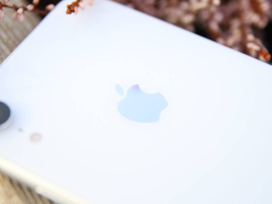 Ein Teil der Rückseite des iPhone XR mit Apple-Logo
