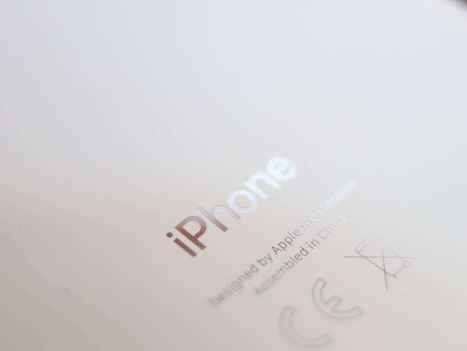 iPhone-Schriftzug auf dem iPhone XR