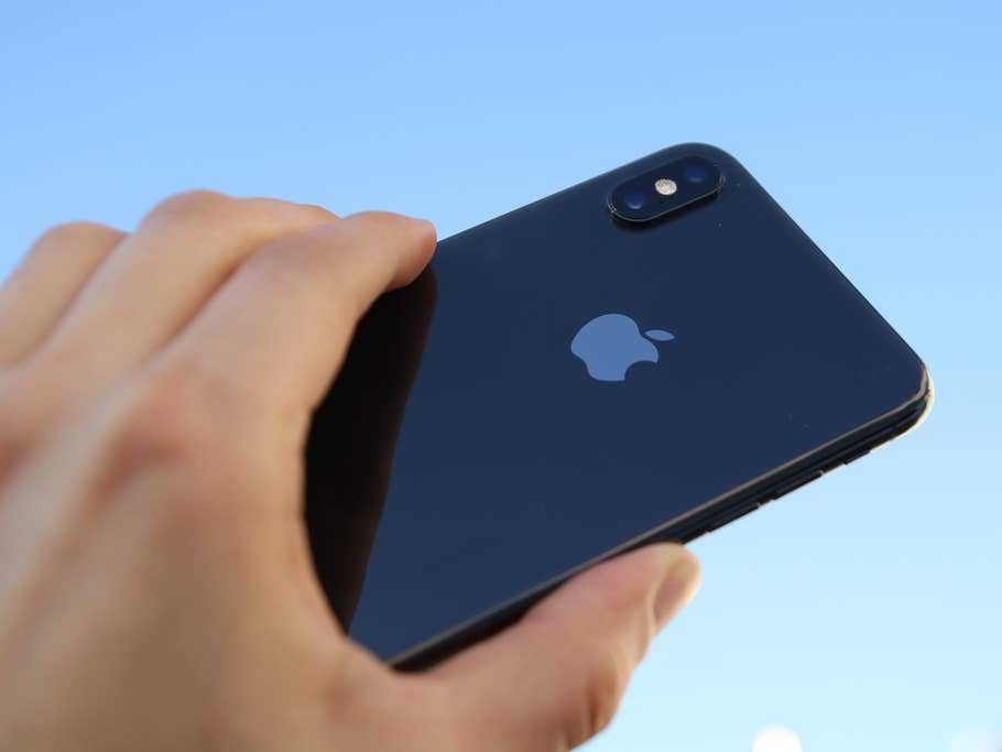Hands-On-Bild des iPhone XS Max vor blauem Himmel.
