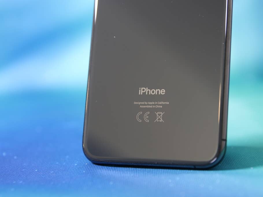 Rückansicht des iPhone XS Max mit iPhone-Schriftzug.