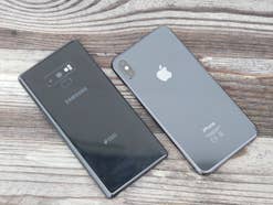 Samsung-Smartphone und iPhone nebeneinander