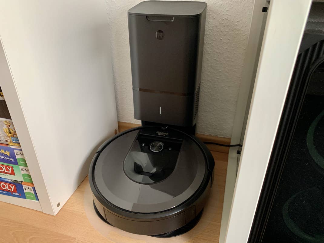 Die Absaug- und Ladestation des Roomba i7+