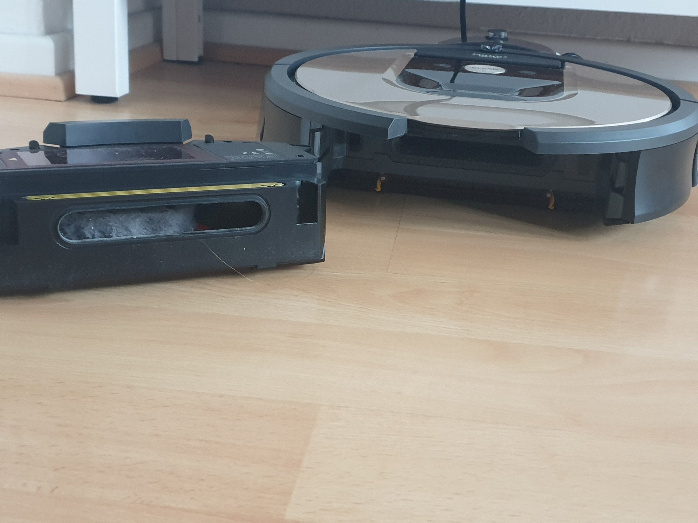 Auffangbehälter aus dem iRobot Roomba 966 ausgebaut