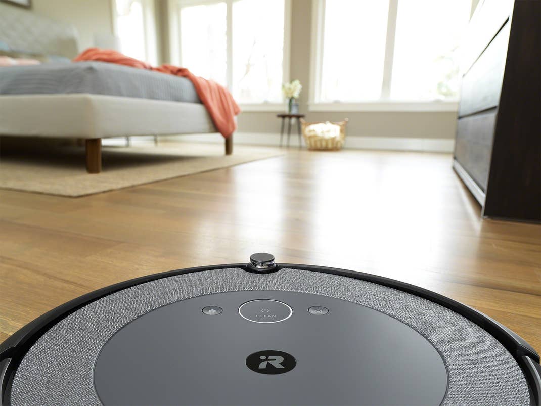 Die matte Oberseite mit gewebter Textur des Roomba i3