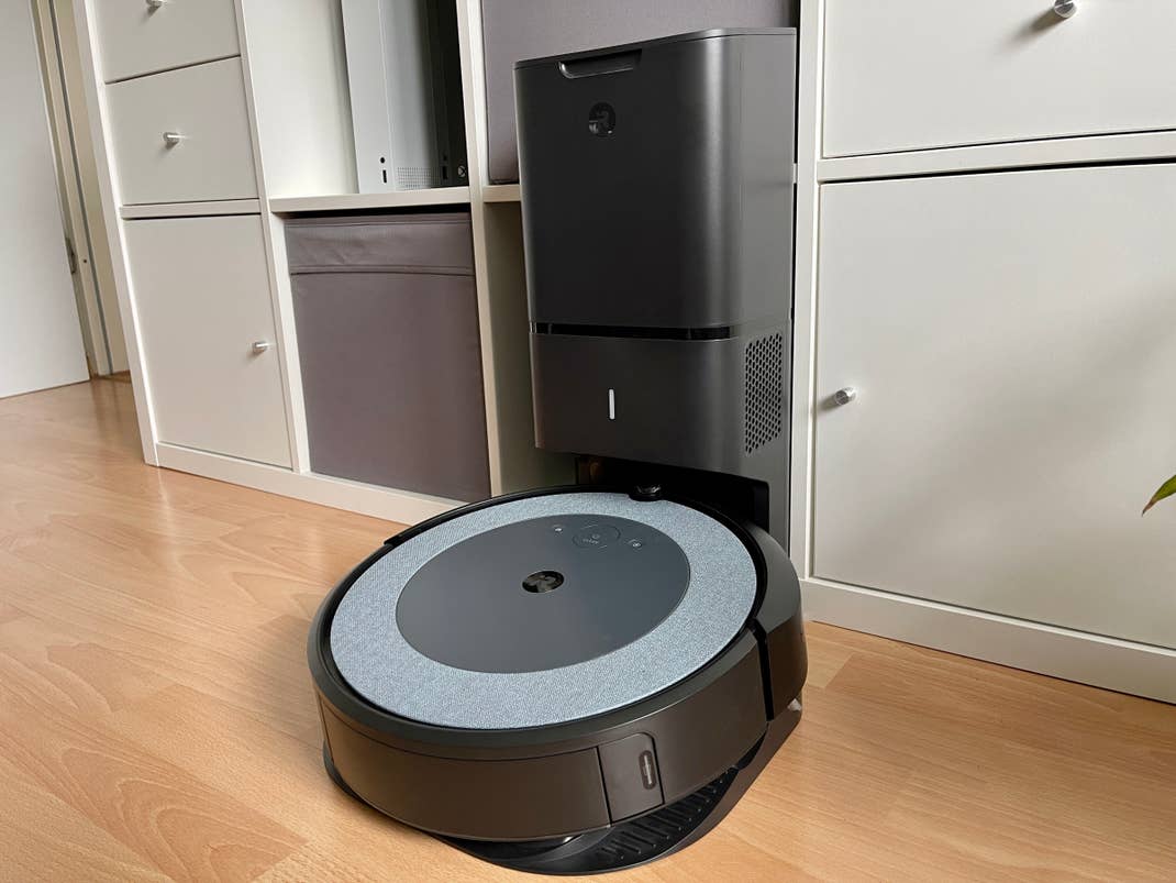 Der iRobot Roomba i4+ in seiner Station