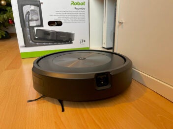 iRobot Roomba j7+ vor seinem Karton