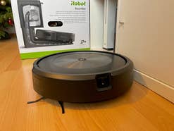 iRobot Roomba j7+ vor seinem Karton