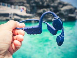 Der perfekte Kopfhörer für den Strand-Urlaub? Creative Outlier Free Pro im Test