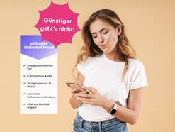 Frau mit Smartphone im Hintergrund. An der Seite wird ein aktuelles Tarif-Angebot eingeblendet