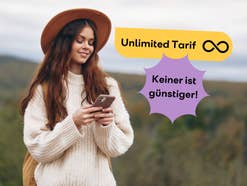 Frau mit Smartphone im Hintergrund, vorn Texte in denen der günstigste Unlimited-Tarif angepriesen wird