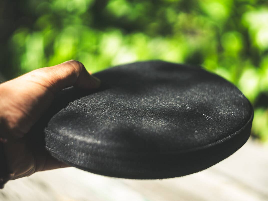 Ganz schön flach: Die Jabra Evolve3 85 lassen sich ziemlich klein zusammenfalten.