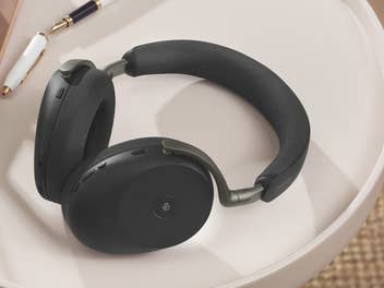 Dieser Kopfhörer kopiert unser Gehirn und löst ein großes Problem