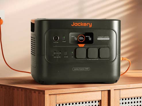 Jackery Powestation steht auf einer Kommode
