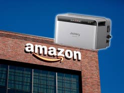 Amazon-Logo an einem Gebäude, daneben die Jackery SolarVault 3 Pro