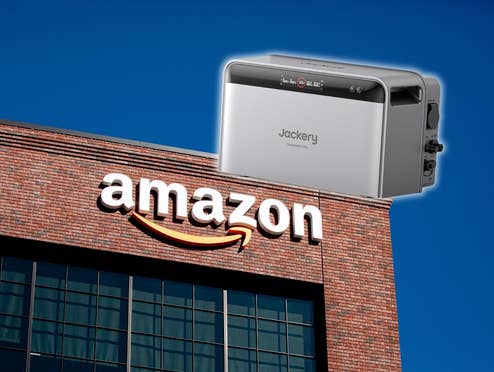 Amazon-Logo an einem Gebäude, daneben die Jackery SolarVault 3 Pro