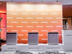 Jackery SolarVault 3 steht auf einem Podium