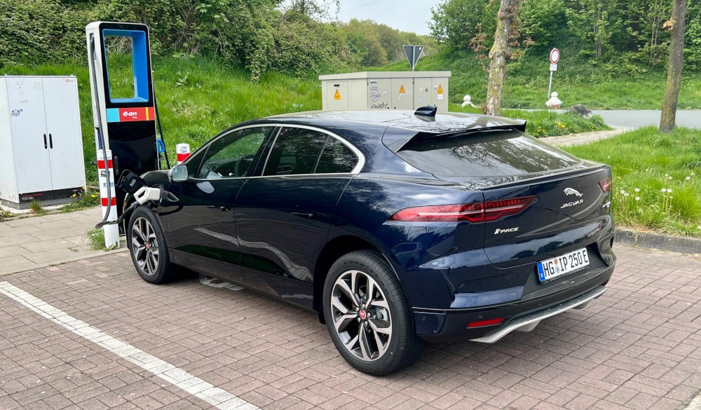 Jaguar I-Pace parkt an Schnellladesäule