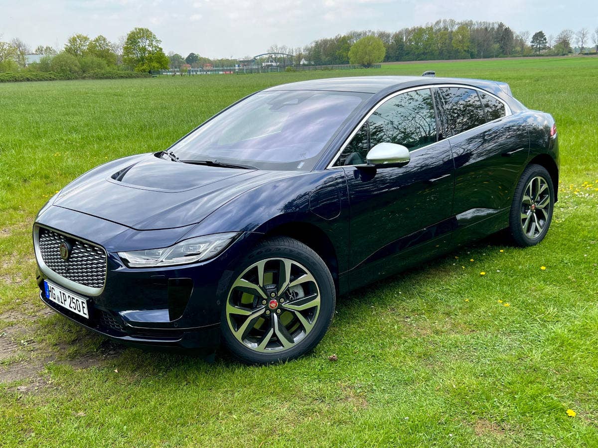 Jaguar I-Pace steht auf einer Wiese