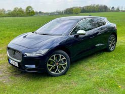 Jaguar I-Pace steht auf einer Wiese