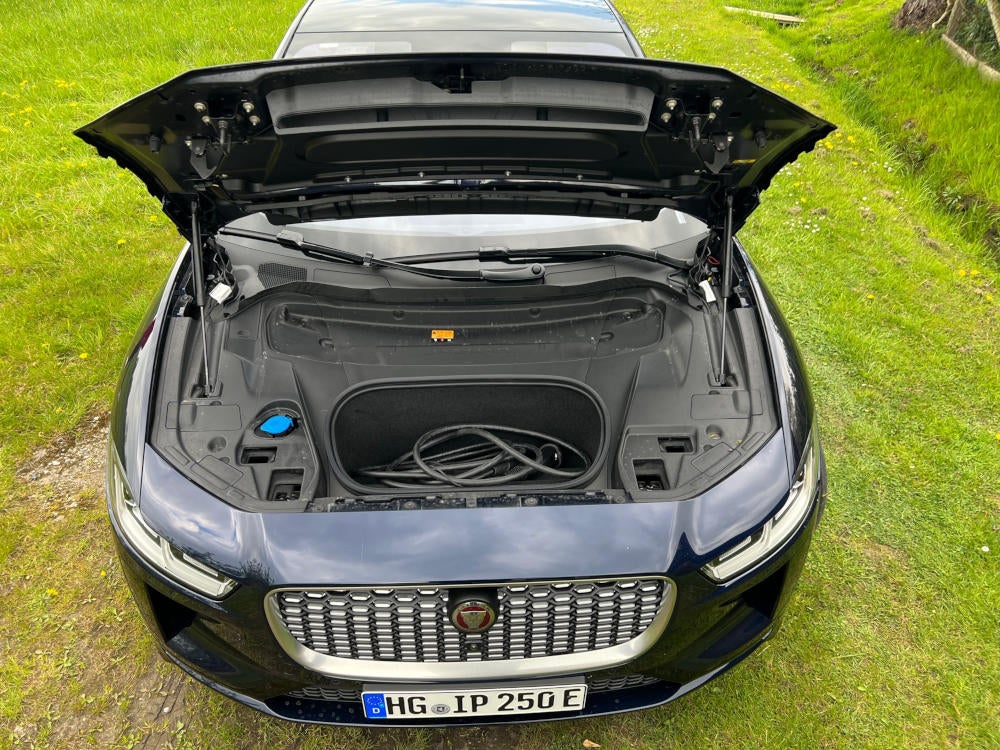 Jaguar I-Pace Ladekabel unter Motorhaube.