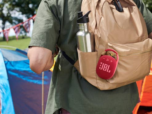 JBL Box hängt an einem Rucksack