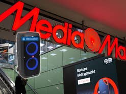 JBL Partybox 310 im Hintergrund der Eingang zu einem MediaMarkt