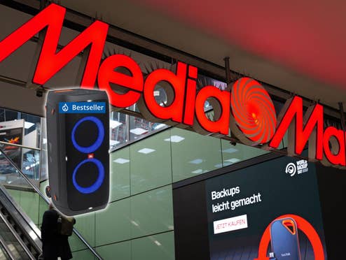 JBL Partybox 310 im Hintergrund der Eingang zu einem MediaMarkt
