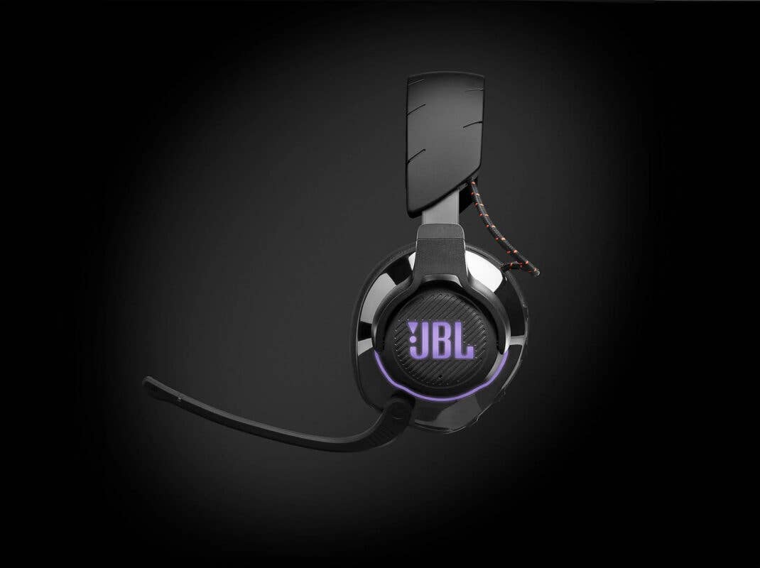 JBL Quantum 810 vor einem schwarzen Hintergrund mit Highlight-Effekt