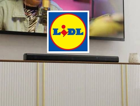 Die JBL Soundbarl liegt auf einem TV-Tisch.