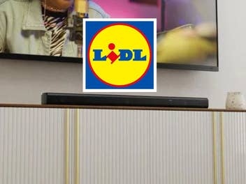 Die JBL Soundbarl liegt auf einem TV-Tisch.