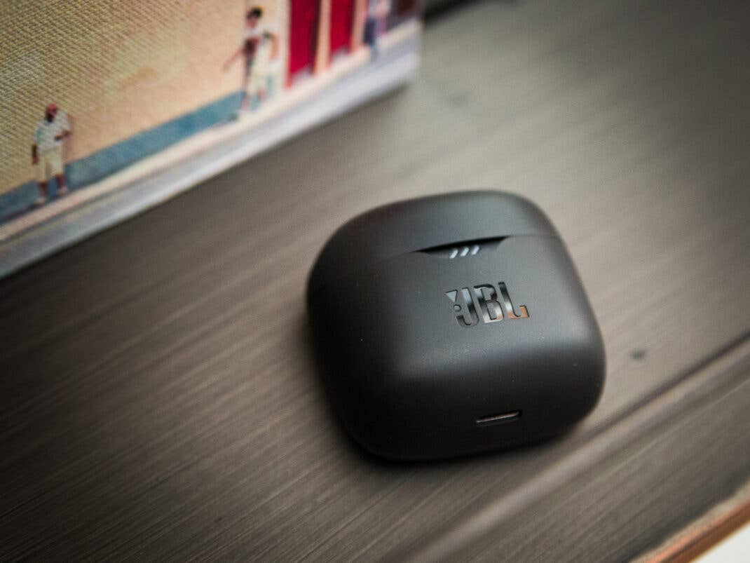 Das handliche Case der JBL Tune Flex