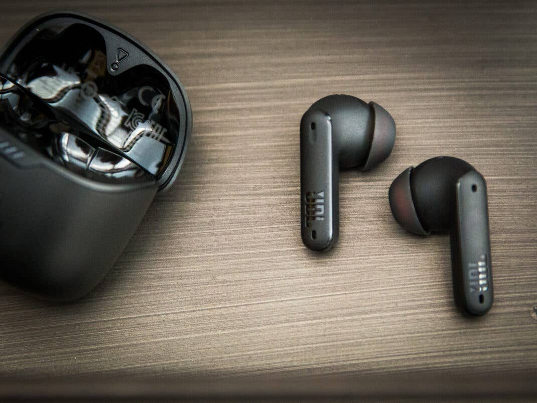 Tiefe Bässe und Höhen wie Mitten bleiben dabei nicht auf der Strecke: Die JBL Tune Flex zeigen, dass guter Sound nicht teuer sein muss.