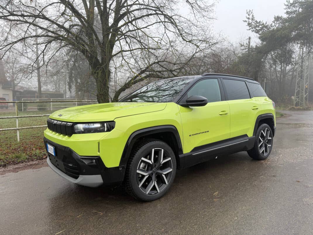 seitliche Frontansicht des Jeep Compass Elektro