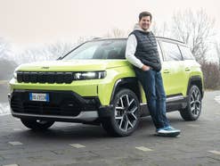 Hayo Lücke neben dem Jeep Compass Elektro.