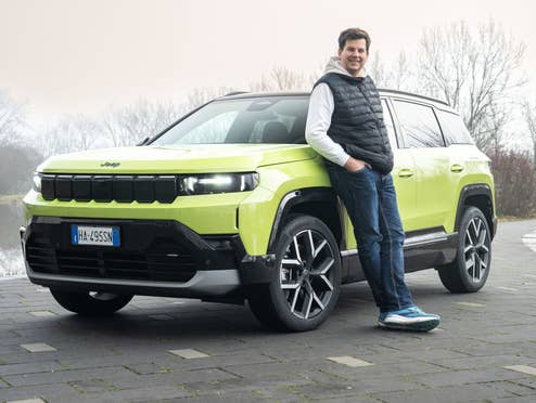 Hayo Lücke neben dem Jeep Compass Elektro.