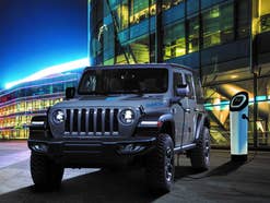 Jeep Wrangler 4xe an Ladestation