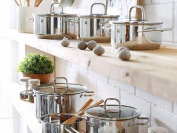 WMF Kochtöpfe stehen in einer Küche