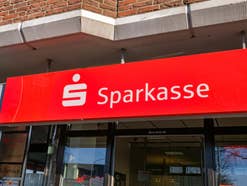 Logo der Sparkasse an einer Filiale.