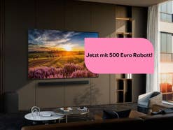 Samsung Fernseher hängt an der Wand in einem Wohnzimmer