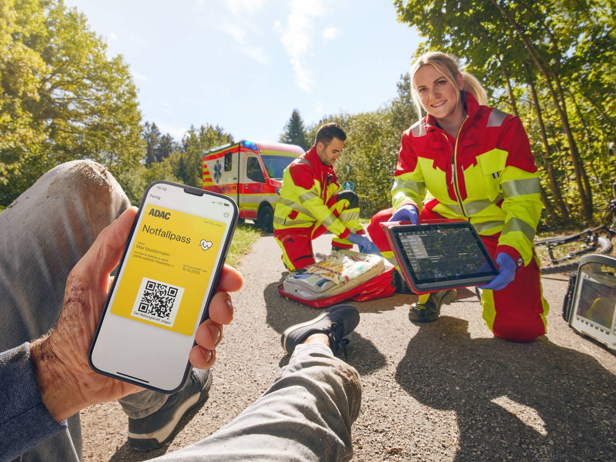 Rettungskräfte erhalten Unterstützung von einem Verletzten mit dem ADAC Notfallpass.