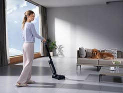 Eine Frau putzt mit dem JONR H2 Pro Saugwischer das Wohnzimmer