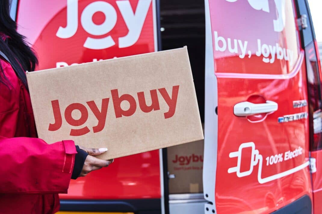 Ein Joybuy-Paket, im Hintergrund ein Joyexpress