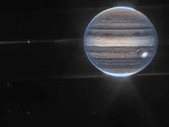Jupiter mit Monden und Ringen auf einer Aufnahme