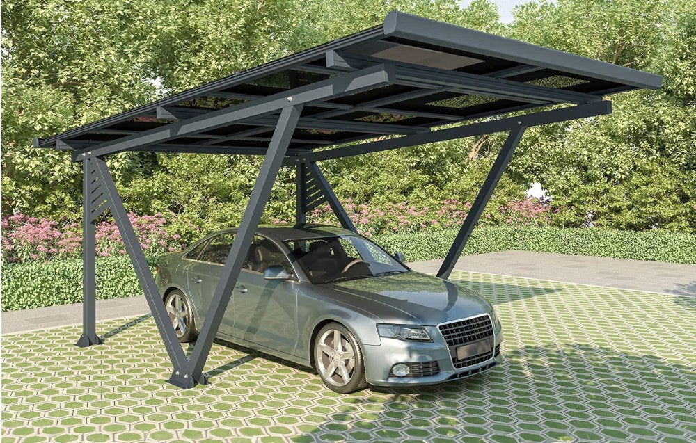 Juskys Solar Carport mit einem untergestellten Auto auf einem Parkplatz.