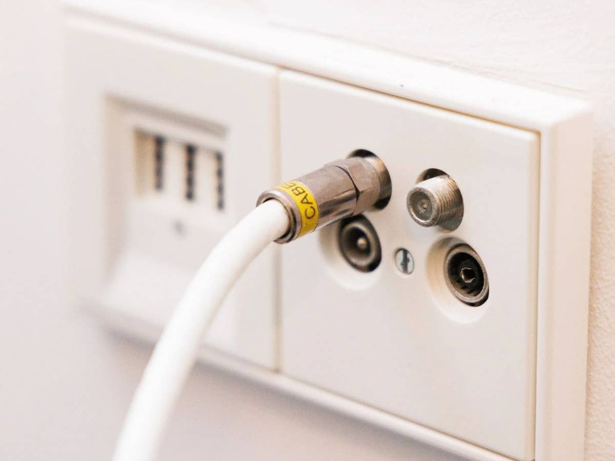 Kabel-Internet-Anschluss Kabel-Anschluss in einer Steckdose in einer Wohnung